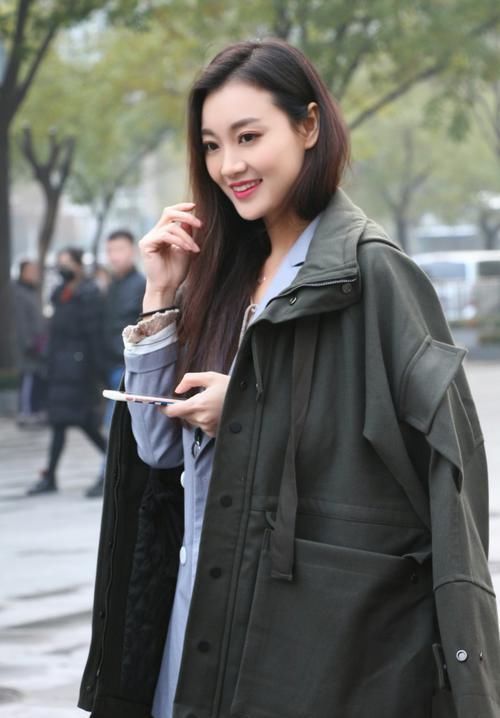 街拍皮肤白皙的小姐姐,恬美可人的笑容不知道会迷倒多少人