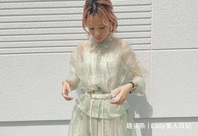 时髦 为什么日本女人都喜欢穿“透视衬衫”夏末早秋的时髦,全靠它撑