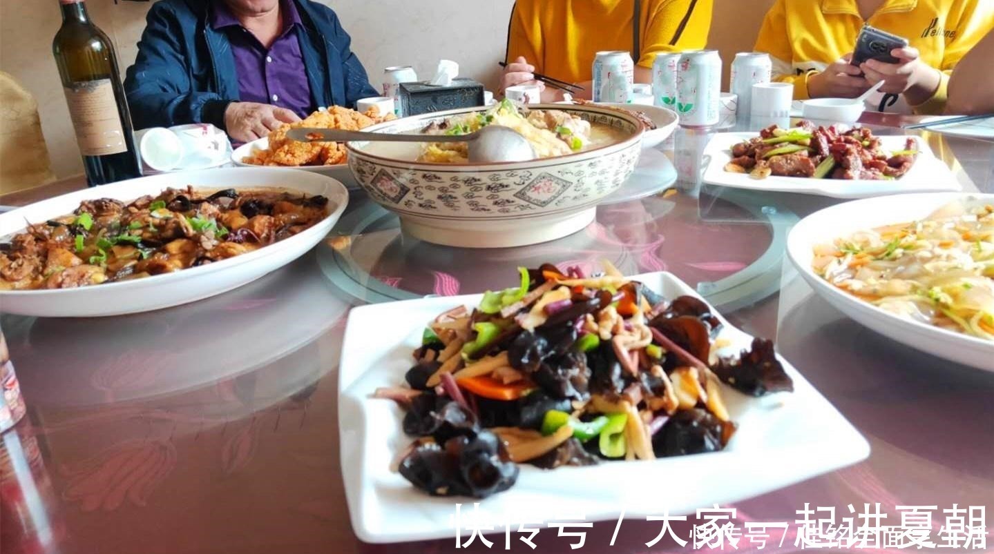 假期|假期,请南方同学吃饭,10个人8道菜,同学北方菜都这么硬吗