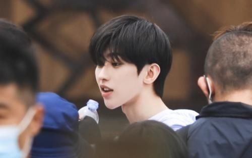 黃旭熙被爆錄制《跑男》，想打蔡徐坤被拍看到圖片笑出眼淚