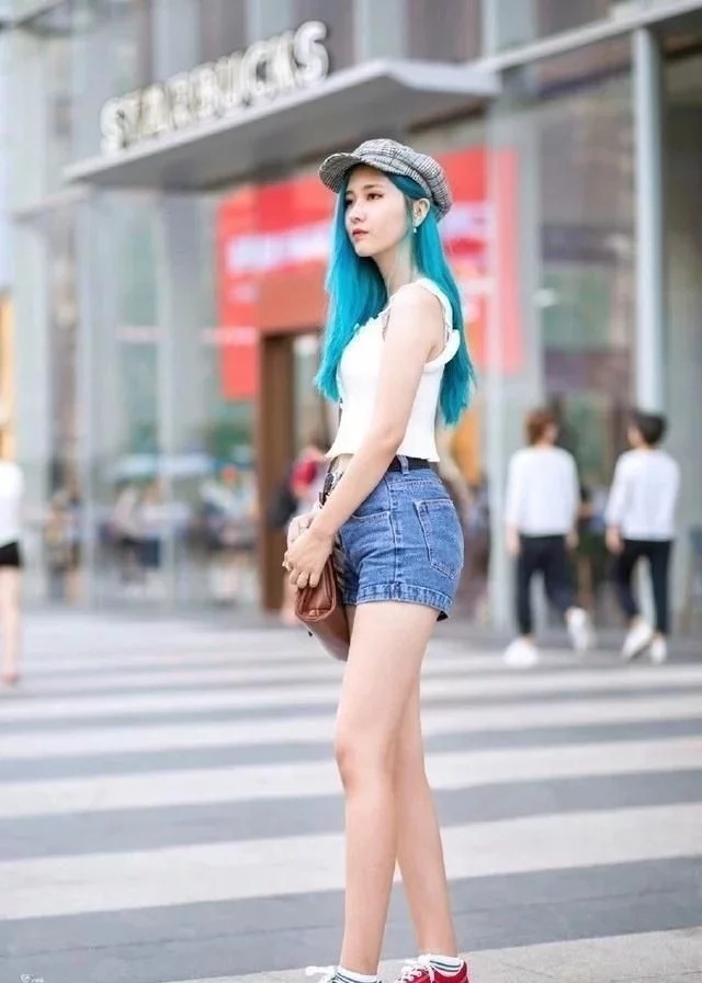 街拍:美女一身全白造型,肩挎小包点缀,很时尚