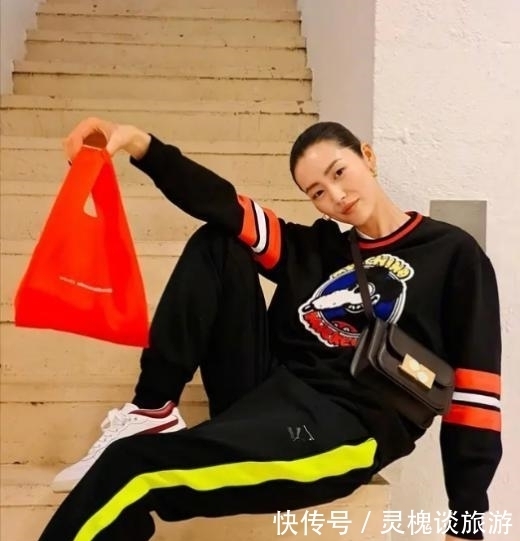 今年牛仔裤不火了,最近正受宠的“运动裤”,搭配卫衣穿巨潮!