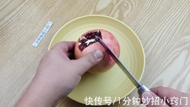 勺子|石榴有一个机关，勺子轻轻一敲，石榴籽自动脱落，1分钟一大盘