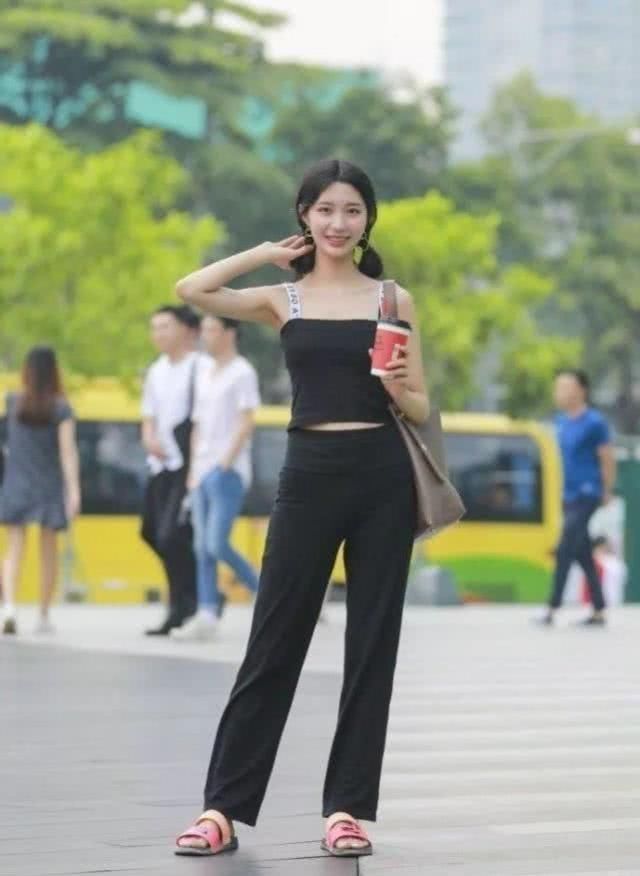 路人街拍,小姐姐气质温婉又恬静,穿一件纽扣露脐小背心,真迷人