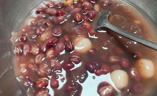 不管煮红豆还是绿豆，掌握1个小技巧，豆子10分钟就能煮开花
