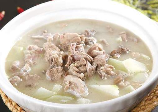 天冷记得多吃羊肉,炖羊肉时,只需放3味料,羊汤鲜美无膻味