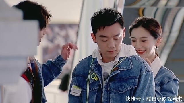 奔跑吧|郑恺为了让baby赢得比赛,全程主动递上名牌,嘴角的宠溺太明显