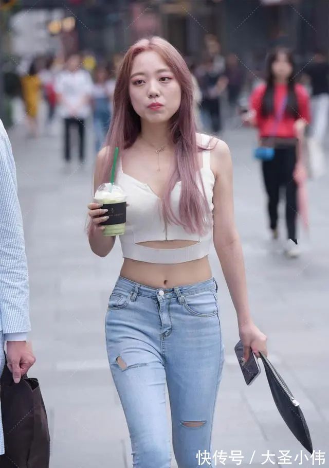铅笔裙|美女街拍:牛仔裤用心穿搭,让女性变更加高挑,牛仔裤都可以