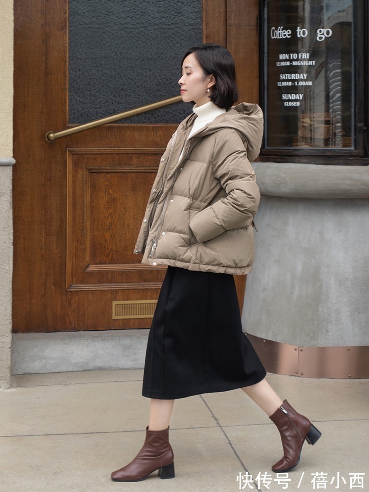 毛毛领 今年羽绒服“穿短不穿长”，搭配牛仔裤真洋气，搭配半身裙好高级