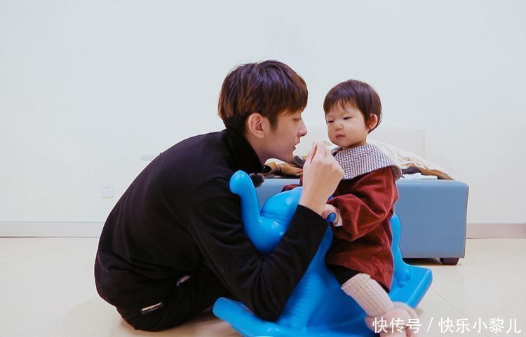 兄弟俩|为27岁儿子生弟弟,宝妈高龄生产引争议:等两年抱孙子不好吗?