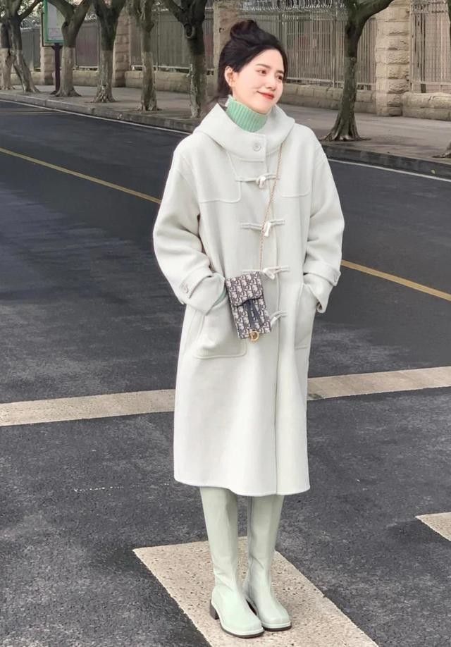 减龄 不要再崇拜复古色,试试今年流行的灰绿色,减龄还时髦