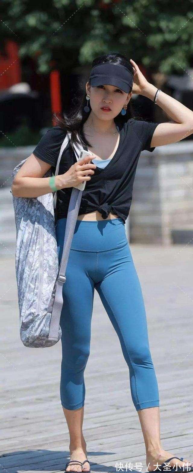 面料 美女街拍:青春有型的瑜伽裤穿搭充满优美曲线,时尚气息扑面而来,清纯自然