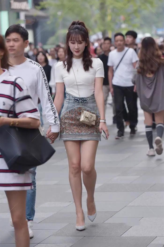 白色短袖搭配牛仔裙, 可爱清新, 非常富有少女气息