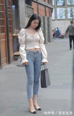 牛仔裤 小姐姐身穿牛仔裤,简单穿搭就很美,靓丽十足!