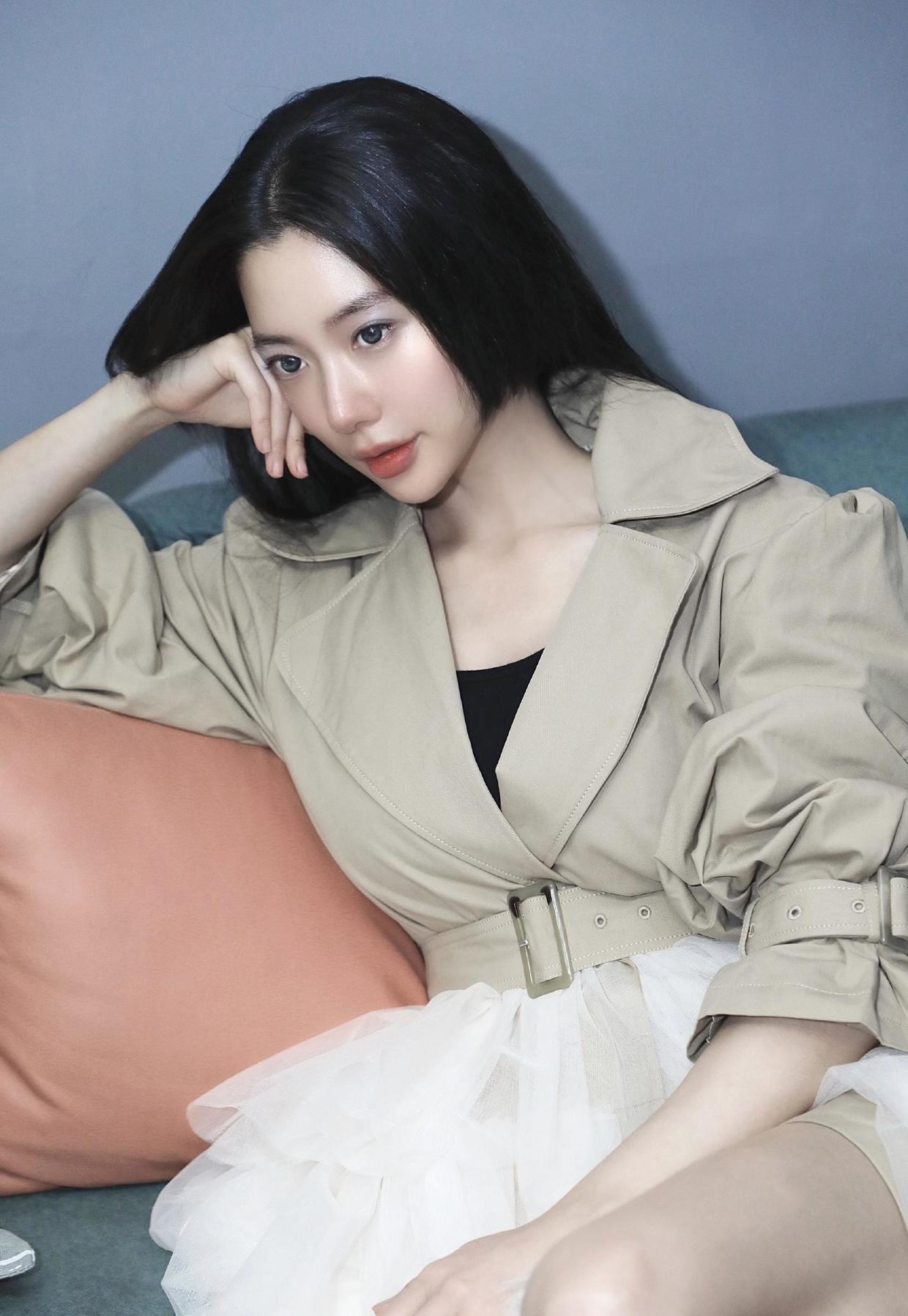 长腿|克拉拉不愧是“亚洲第一美女”,穿拼接风衣出镜,一双长腿太吸睛