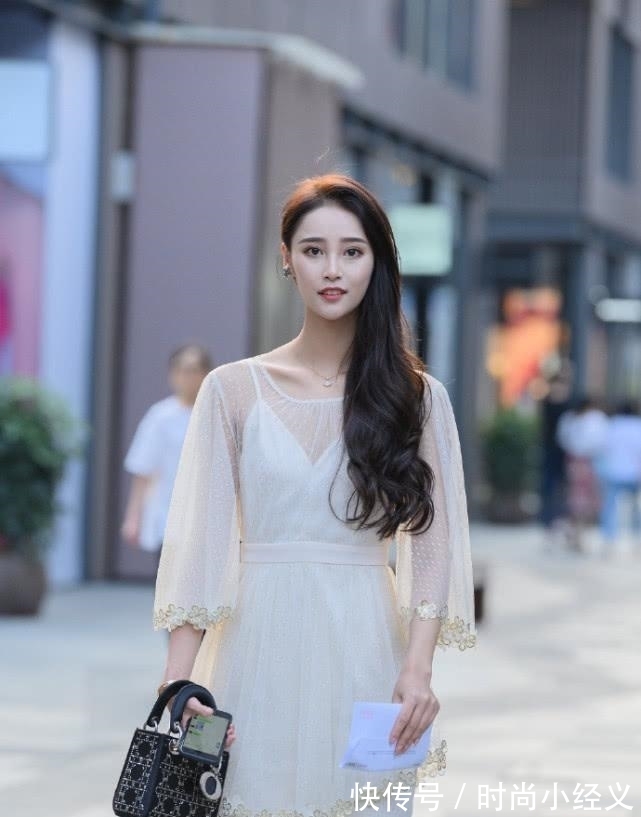 美女|美女很会穿衣打扮,造型时尚靓丽,一般人养不起