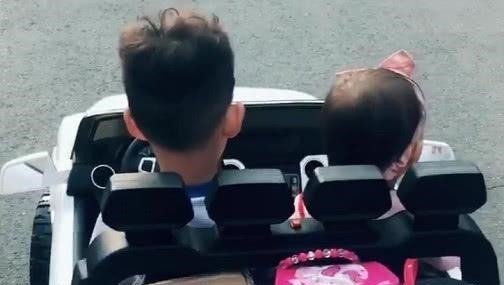 男孩子|霸道哥哥开“敞篷车”带妹妹取快递火了,主要副驾驶还有个“妞”