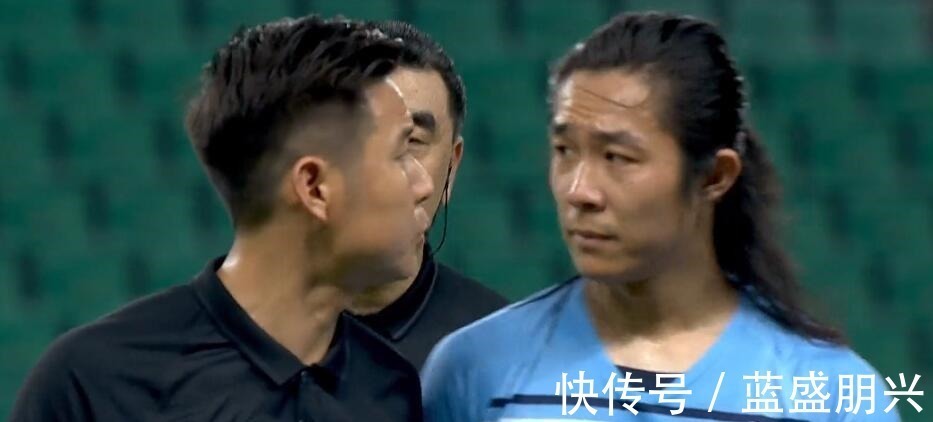 王燊超|中超裁判争议!奥斯卡肘击报复只给黄牌,反击吹哨结束遭球员怒骂!