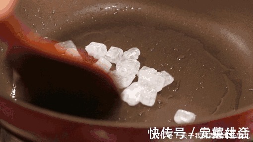 红烧肉|炒糖色,先放冰糖就错了,多做1步,糖色红亮诱人,不发黑不发苦