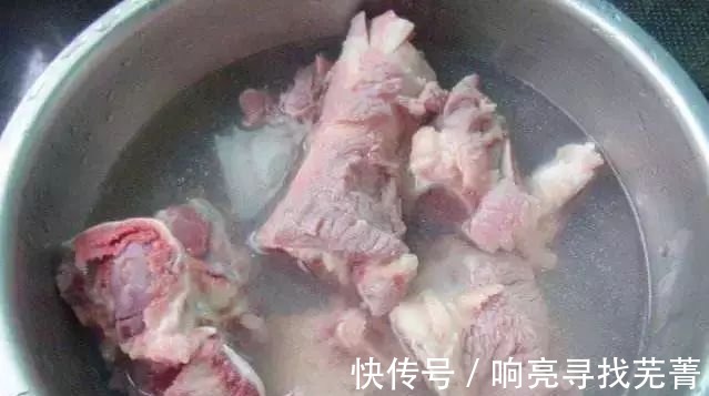 骨头汤|面馆老师傅熬“骨头汤”的3个诀窍,不懂你的高汤白炖了!