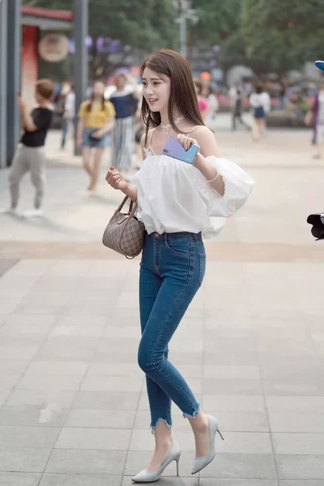 御姐|街拍:小姐姐扎着一头短马尾,戴上一副眼镜,好有一种御姐的风范