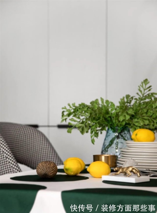 客厅|68㎡复古风二居室大黄大绿又不俗气,氛围感十足反而