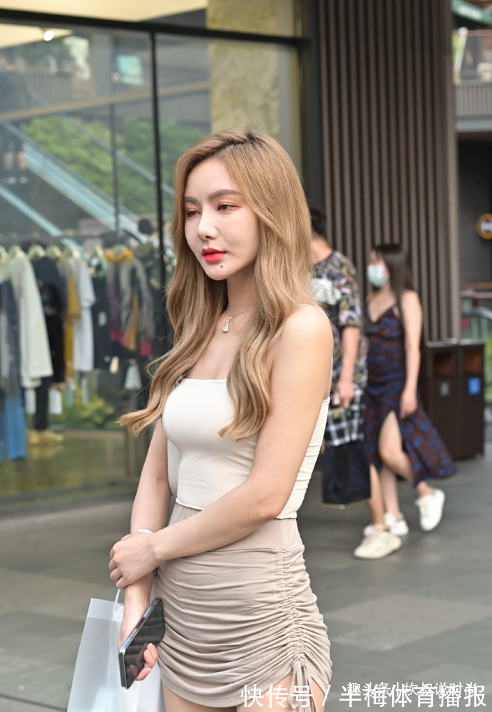 抽绳裙 初秋气质穿搭,吊带搭配抽绳裙,轻松展现个人魅力!