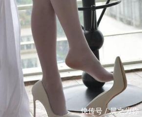 高跟鞋 尖头浅口高跟鞋配上丝袜,甜美淑女风格,时尚出街有气质!
