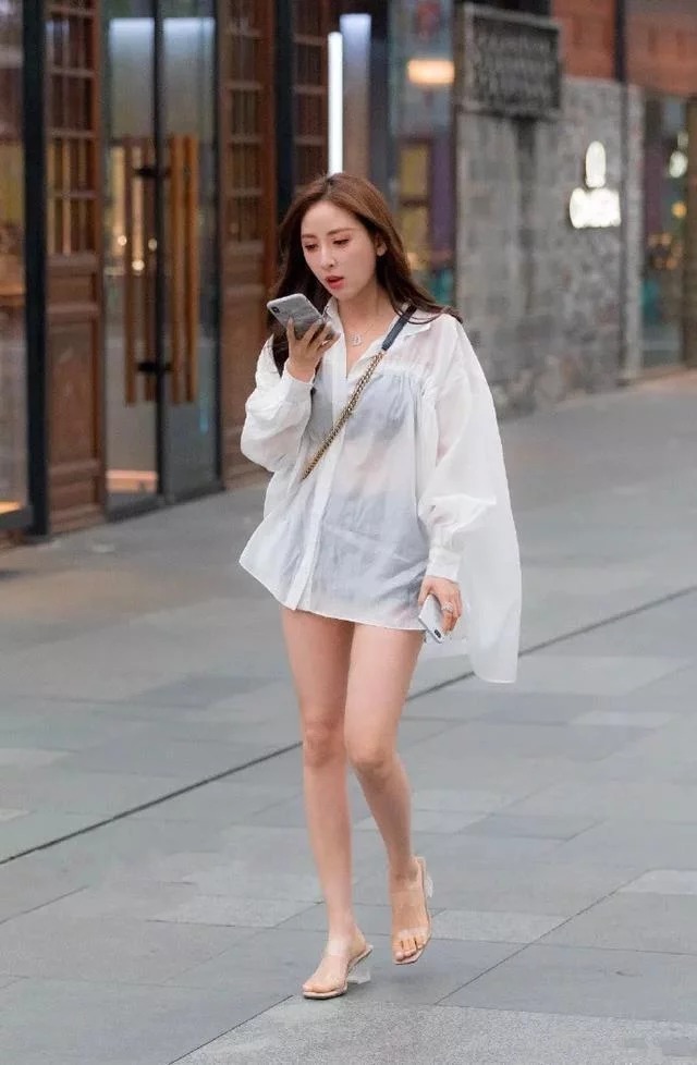 街拍:小姐姐身穿双层裙,脚踩方根鞋,看上去十分的有气质
