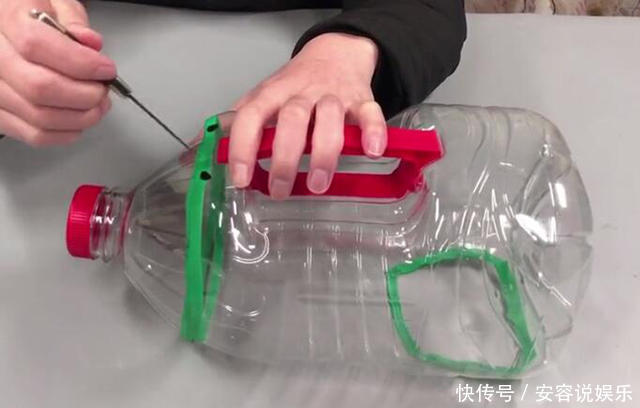 塑料瓶这样剪两下秒变收纳神器,放家里超实用,扔掉真是亏大了!