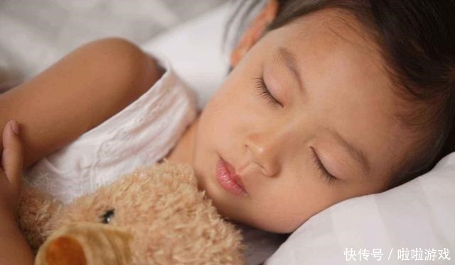 镜头|爸爸“左拥右抱”两个女儿入睡,镜头转到儿子时,妈妈瞬间急了