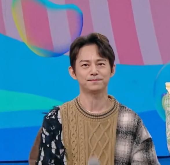 《你好星期六》太拉垮,何炅生无可恋只能强颜欢笑,新人被关麦