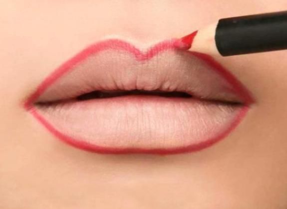 女人|女人再懒也要会“涂口红”,别傻傻抿嘴唇了,难怪沾杯掉色!