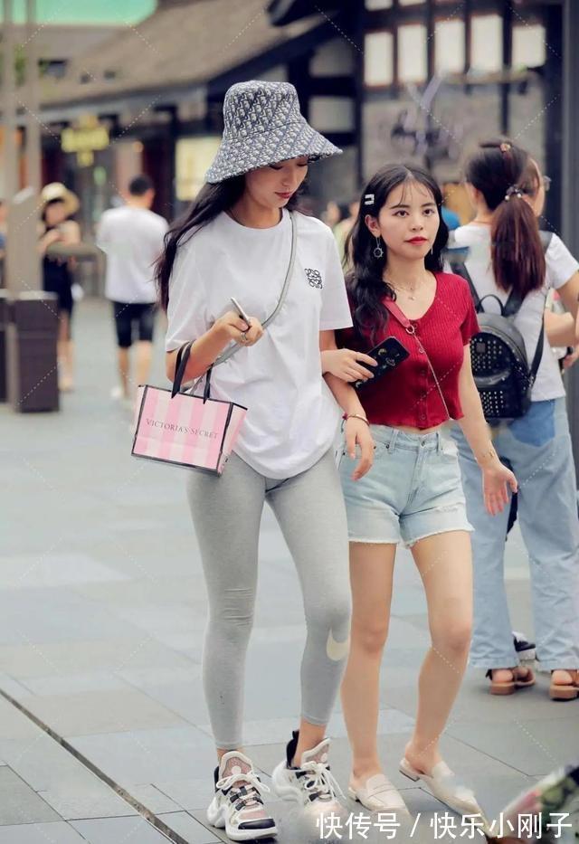 蕾丝 瑜伽裤是懒人出门快速穿搭服饰,轻松演绎各种风格,简约靓丽