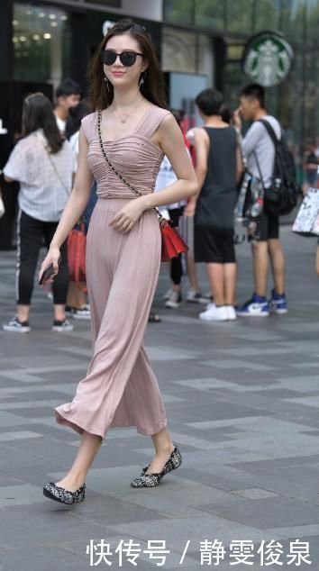 出门逛个街,把“裤子”修改成鞋子穿,美女为了时尚真是够拼的