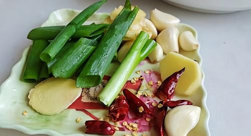  鱼头|秋冬这样吃，菜饭一锅出~鱼头泡饼