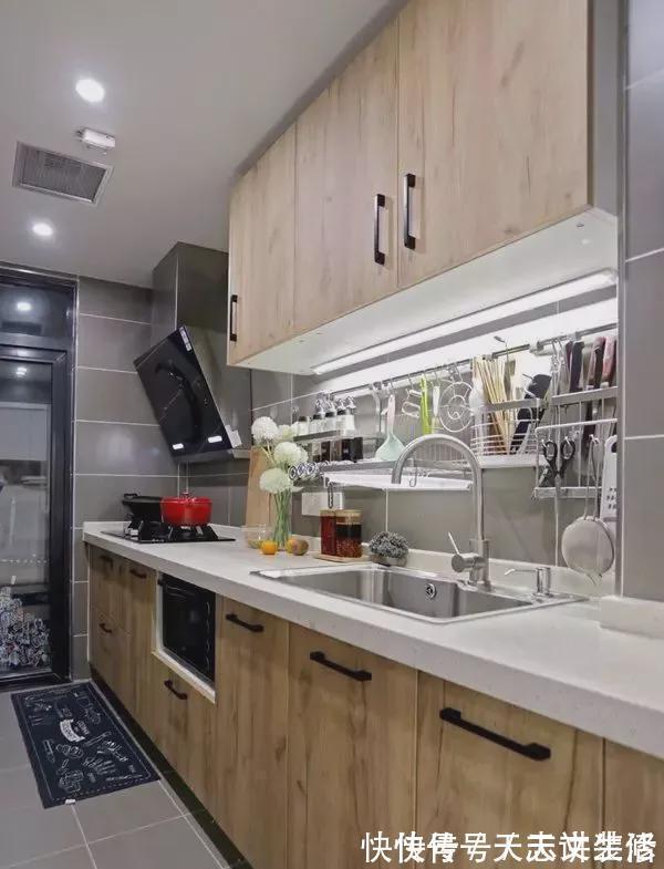 主卧室|55㎡的小户型竟然一点也不挤,主卧室还有个大衣帽间!