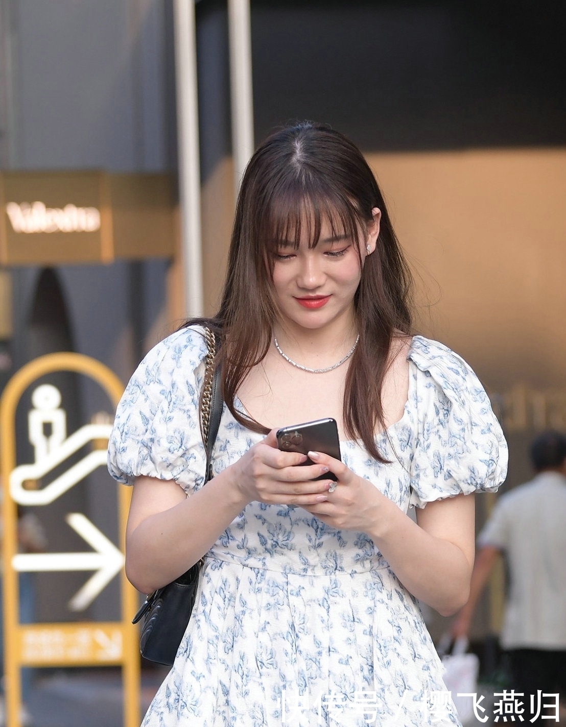 时尚：高个子女生不妨尝试下长衫，穿出清新优雅的效果