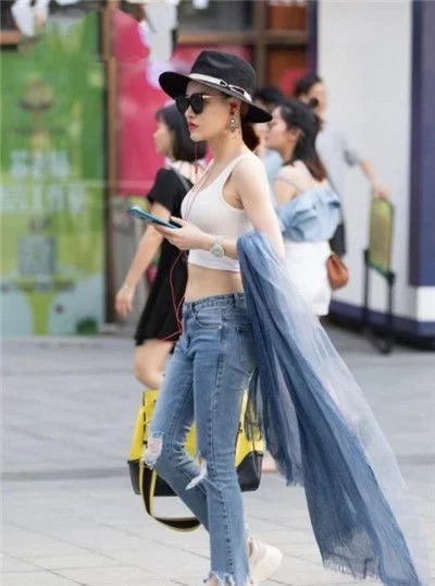 高跟鞋|小姐姐齐肩长发,穿白色衬衣配牛仔短裤,清纯美好