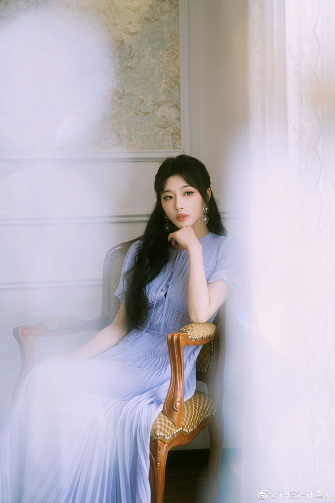 紫色|孔雪儿穿紫色长裙 扎公主头梦幻可爱