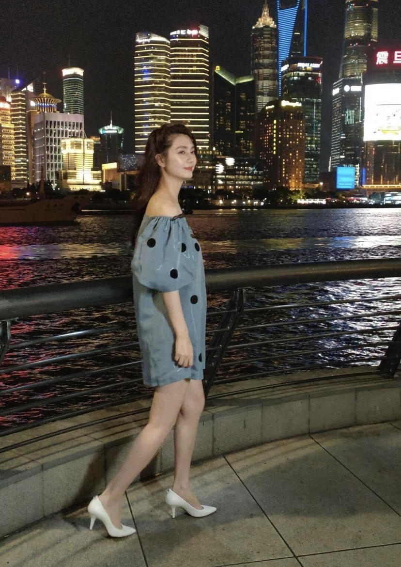 连衣裙|又被洪欣美到了，穿大红色V领吊带裙时髦精致，端庄成熟真有气质