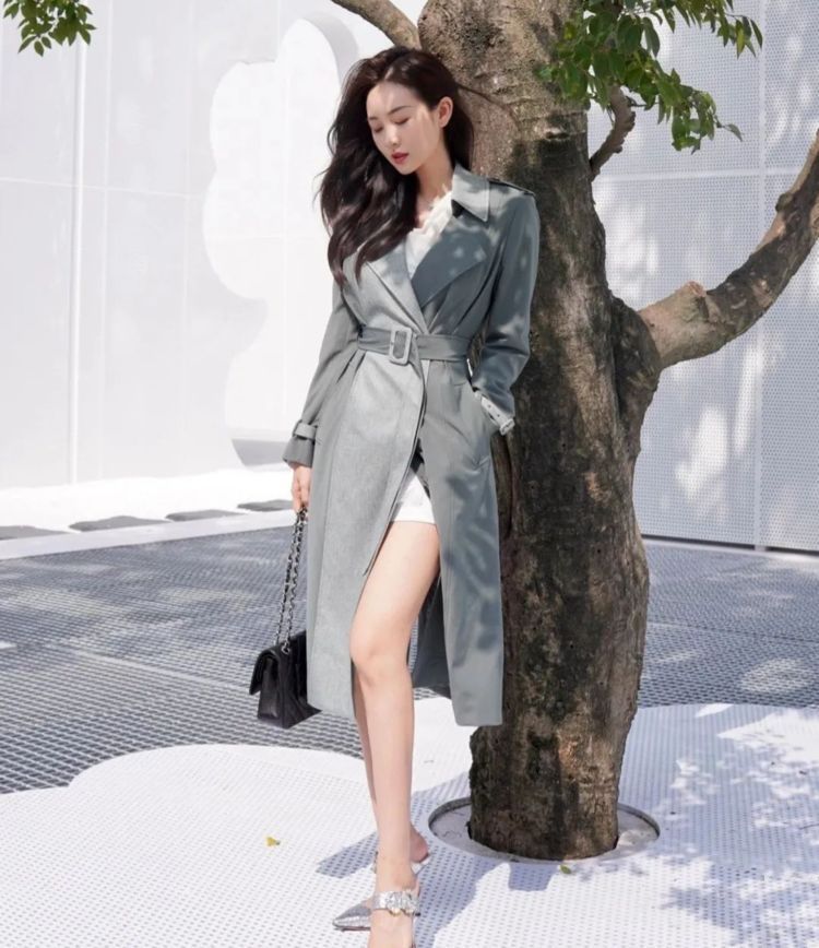 长风衣 浅绿拼墨绿的过膝长风衣搭配银色高跟鞋,是不是很有女人味啊?