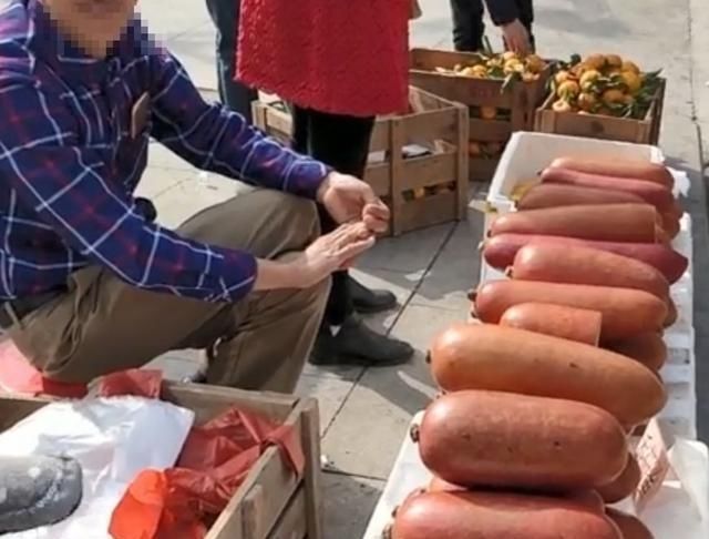 大爷街边摆摊卖“巨型香肠”,路人围观不敢买,尝过后抢着要