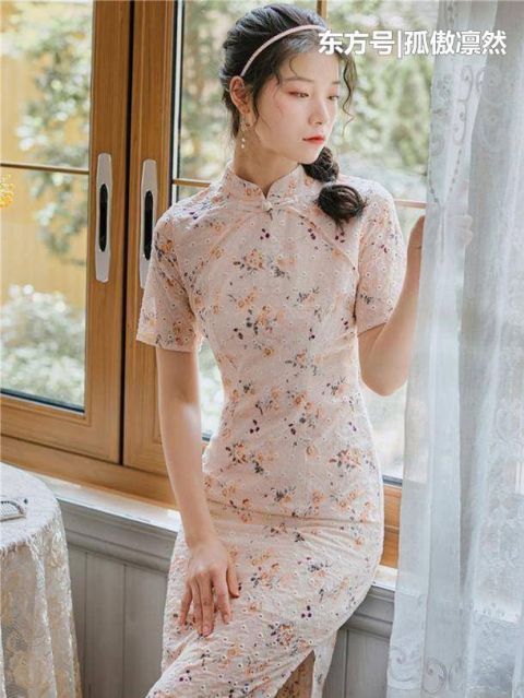 橘红色的喇叭裤搭配黑色短袖,展现小姐姐的气质与活力