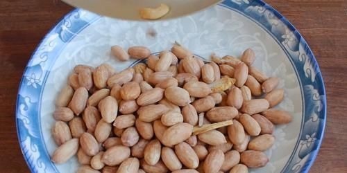 花生米不要油炸了，加1头大蒜，比水煮简单，比油炸的还好吃