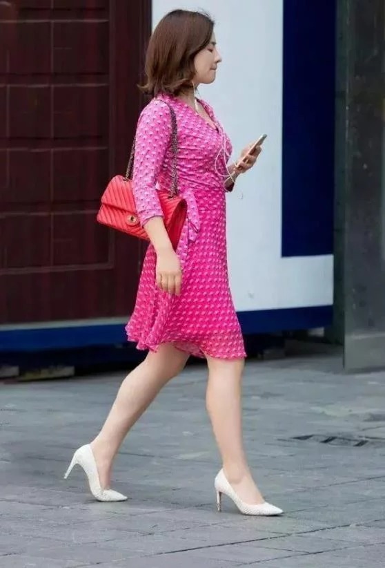 街拍:气质靓丽的时尚美女,黑色的短装搭配打造十足的休闲范