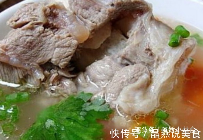 不管炖什么骨头汤,不要再加水直接炖,多上1步,汤白味更香浓