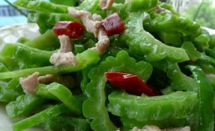 炒苦瓜,不要切了就下锅,炒前“多做两步”,脆爽可口,苦味淡