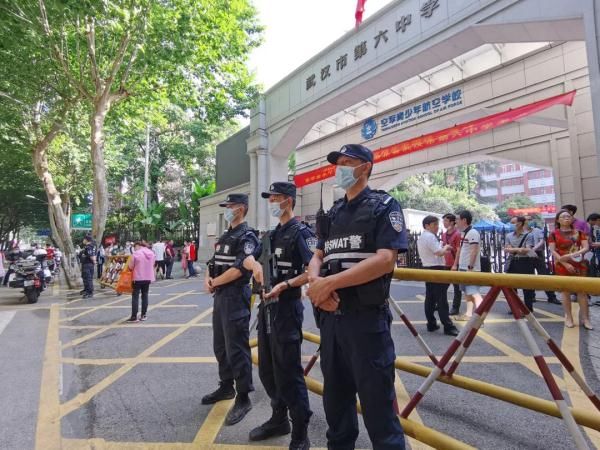 警车|“985”警车送祝福，开考前快速制证，来看护航高考的暖心时刻