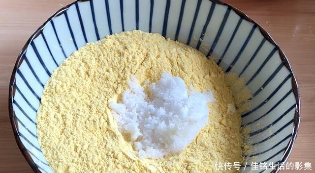 蓬松|玉米面最好吃做法,手不沾面,开水一烫,蓬松暄软,比面包还好吃